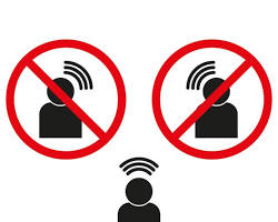 Person talking on phone with no WiFi symbolの画像