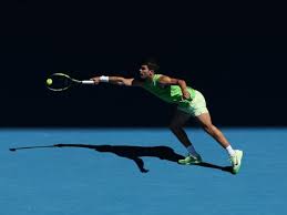 El invicto Alcaraz apunta al triplete en Indian Wells ante Sinner y Djokovic