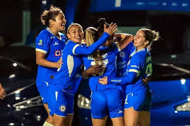 Remonta Cruz Azul a Pumas Femenil con doblete de Uche