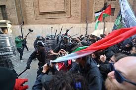 Torino: cariche alla manifestazione in solidarietà alla popolazione palestinese e contro il governo Meloni “Blocchiamo Tajani”
