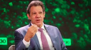 Ministério da Fazenda aposta em corte prolongado de juros após redução histórica do déficit