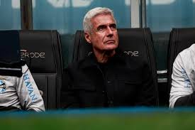 Grêmio estuda oferta para quitar dívida com Luís Castro; veja valor