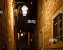 dimly lit alleywayの画像