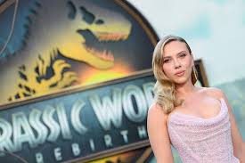 Scarlett Johansson e Jonathan Bailey: Beijo Rouba a Cena na Estreia de 'Jurassic World Rebirth' - Imagen ilustrativa del artículo