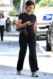 Tenis clásicos New Balance y pantalones de yoga negros: Eiza González muestra cómo vestir cómodo y sofisticado