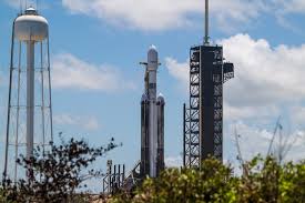 Launch preview: SpaceX seeks second attempt at Falcon Heavy launch following weather scrub on Monday