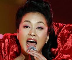 Mit diesen Zeilen sang sich die Volkssängerin <b>Peng Liyuan</b> 1982 bei der <b>...</b> - 65705128