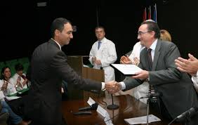 El Dr. Ignacio Amat, Cardiólogo de nuestro Servicio recibió ayer el premio al mejor artículo publicado en 2011 de nuestro Hospital. - Imagen%2520099