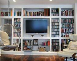 عکس دیوار تلویزیون با قفسه کتاب