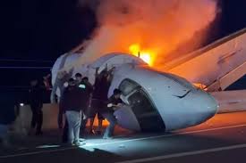 Bystanders and first responders rushed towards small plane after it crashed on Texas highway