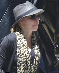 Madonna at the Kabbalah Centre in New York [15 June 2013 - Pictures] - 20130616-pictures-madonna-kabbalah-centre-new-york-06