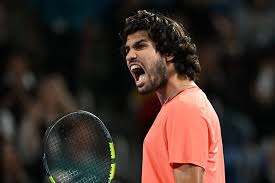 Alcaraz tumba a Munar a base de golpes y jugará en Tokio su cuarta final del año