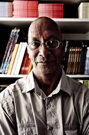 Luís Cardoso nasceu no Timor-Leste. É autor de quatro romances: Crónica de uma travessia (1997), Olhos de coruja olhos de ... - 10304_