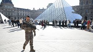 Louvre Security Under Scrutiny After Heist