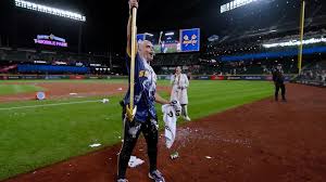 Mariners Tie for AL West Lead After Thrilling 7-6 Win Over Angels! - Imagen principal del artículo