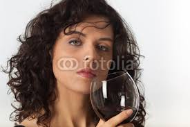 Donna beve un calice di <b>vino rosso</b>. Download Layout-Bild - 400_F_53750365_1dGnfkT0Cp4qLErvUtHQCf18dNvMiC2a