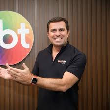 Rodrigo Bocardi volta à TV e comandará novo telejornal do SBT após saída da Globo