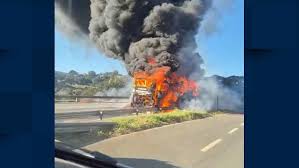 Incêndio destrói ônibus que transportava 46 pessoas na Fernão Dias