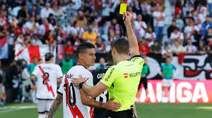 Tarjeta amarilla al minuto y roja a los cuatro: el desafío de la disciplina en el fútbol moderno