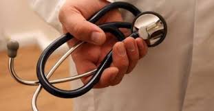 Penas suspensas para médico e farmacêutico de Mesão Frio por burlas ao SNS