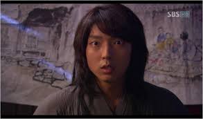 Heung Kyun membawakan Ryung peta istana yang dicurinya dari perpustakaan. Bong Soon membawa makanan dan meneteskan kotoran di atas peta tersebut. - picture2716
