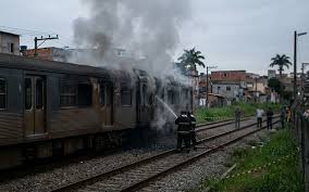 Incêndio atinge trem em Quintino, Zona Norte do Rio, e afeta operação da SuperVia