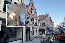 Vier panden onbewoonbaar na zware brand in centrum Brugge: “Ook restaurant getroffen”