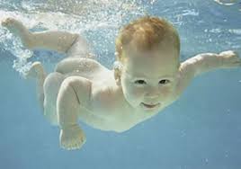 Resultado de imagem para bebes que acabaram de nascer nadando na agua