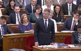 A komoly felszólalása után második körben már elengedte magát az imprózásban Magyar Péter a Parlamentben