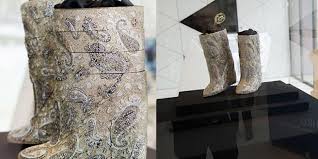 Hasil gambar untuk sepatu wedges termahal di dunia saat ini