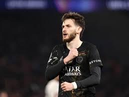 Dos del PSG y cuatro del Liverpool, a una amarilla de sanción en Champions