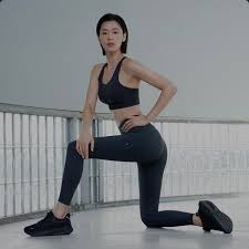 전지현, 구글 트렌드 급상승! 복근과 FW 스타일 제안으로 온라인 들썩