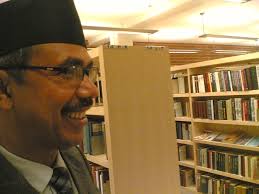 Nepalilaisen kansalaistoiminnan keskeinen vaikuttaja Shyam Shrestha tutustui Suutarilan kirjastoon ja muihin palveluihin lokakuussa 2007. - shrestha_15102007