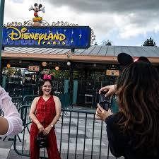 Disneyland Paris : huit personnes dont une employée du parc d’attractions, seront jugées pour une vaste escroquerie à la billetterie