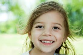 Tình trạng sún răng hay sâu răng, chậm mọc răng, răng dễ giòn, hay bị vỡ... của trẻ nhỏ đều có liên quan đến tình trạng thiếu vitamin, ... - Cho-tre-an-gi-de-het-sun-rang-1