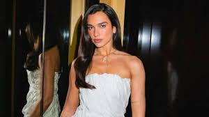 Dua Lipa faz 31! aprenda a reproduzir as makes mais icônicas da cantora