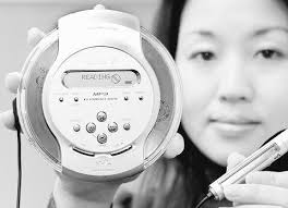 Sony employee Yuka Komatsu holds the company&#39;s new portable CD player, the ``CD Walkman D-CJ01,&#39;&#39; in Tokyo yesterday. The unit comes with an MP3 decoder and ... - 20020131175609