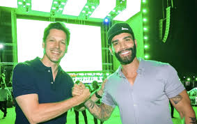 “Obrigado por tanto carinho com a gente”, diz Gusttavo Lima a Daniel Vilela antes de show em Goiânia