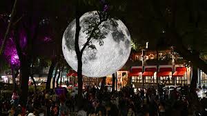 Luna gigante de Reforma se desinfla y causa sorpresa entre transeúntes y redes sociales
