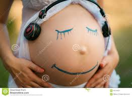 Resultado de imagen de niños en la barriga de mama escuchando musica