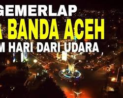 pemandangan malam kota Banda Aceh lampu terang benderang, buatan AI