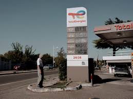 Carburants : le gouvernement double les aides aux automobilistes pour éviter une crise — Le Monde.fr