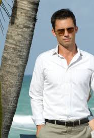 Résultat de recherche d'images pour "burn notice images hawaiian shirts"