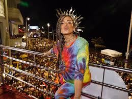 Resultado de imagem para looks da anitta no carnaval 2017