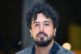 شباهت عجیب مهرداد صدیقیان به پدر تازه درگذشته اش!