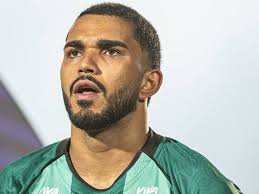 Lucas Arcanjo é vetado e desfalca o Vitória contra o Santos