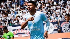 Joao Rojas anotando un gol en la Liga 1 de Per&uacute;