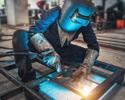 зварювальник, що зварює метал