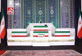 تصاویری از نوه رهبر شهید در کنار پیکر مطهر ایشان