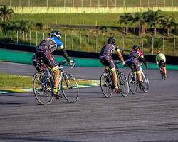 Imagem de Ciclistas pedalando no autódromo de Interlagos